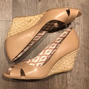Nude patent wedges